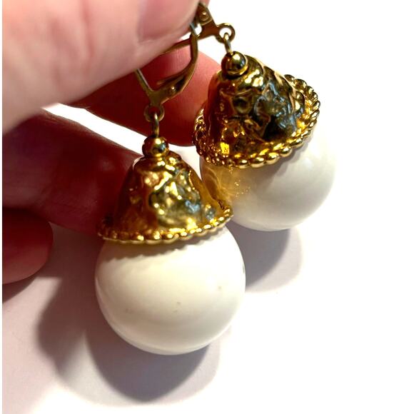 Pierced earrings vintage white bauble beads gold finishes mod drop & dangle - Picture 5 of 5